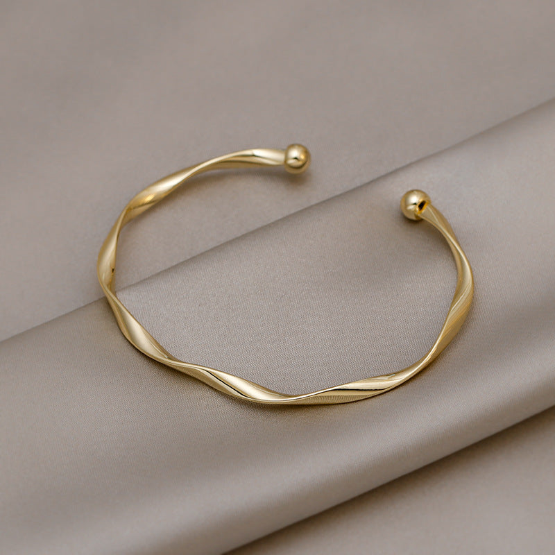 A Sleek And Stylish Twisted Texture Golden Bangle