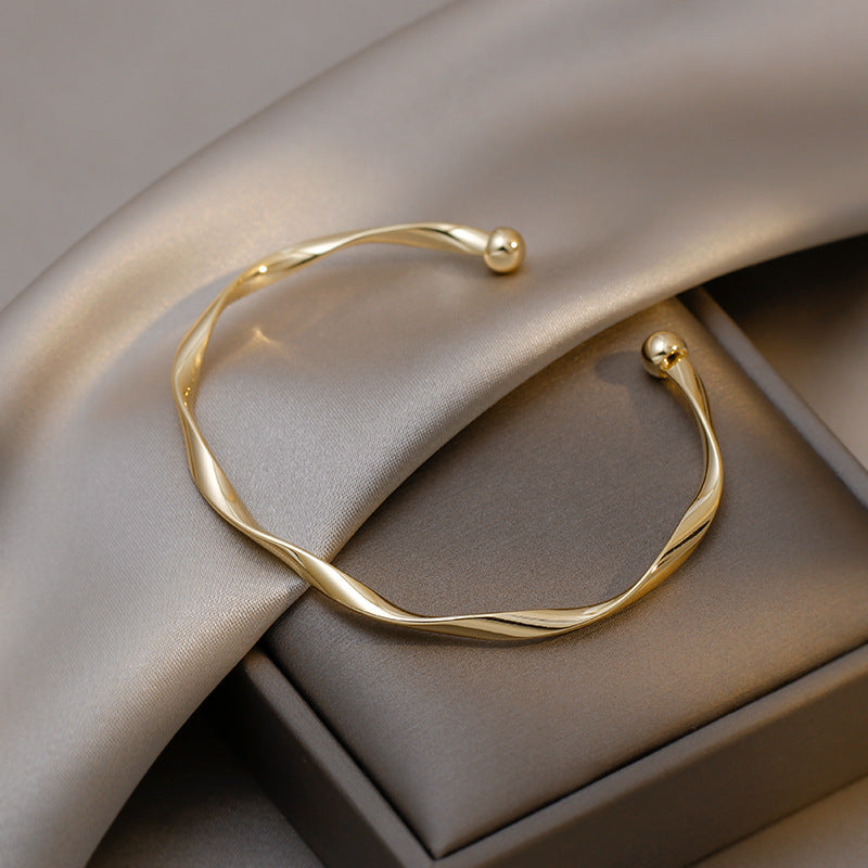 A Sleek And Stylish Twisted Texture Golden Bangle
