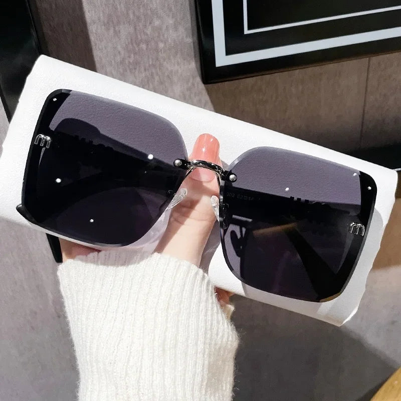 2025 neue Mode Coole Sonnenbrille Frauen Luxus Marke Buchstaben Anti Starke Licht Vintage Randlose Sonnenbrille Damen Gafas UV400