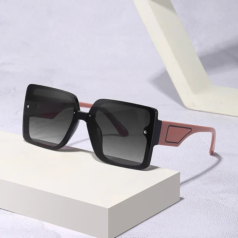 Extragroße quadratische Sonnenbrille mit Sonnenschutzgläsern. Brillen im gleichen Stil für Herren und Damen.1080