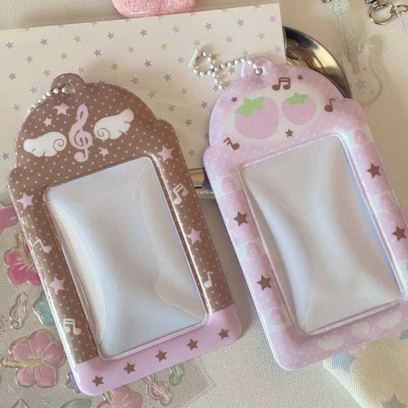 Süße rosa Notizen Flügel Kartenhülle Display Anhänger kleiner Kartenhalter Gitter Erdbeere 3 Zoll Fotokartenhalter DIY INS Fotohülle
