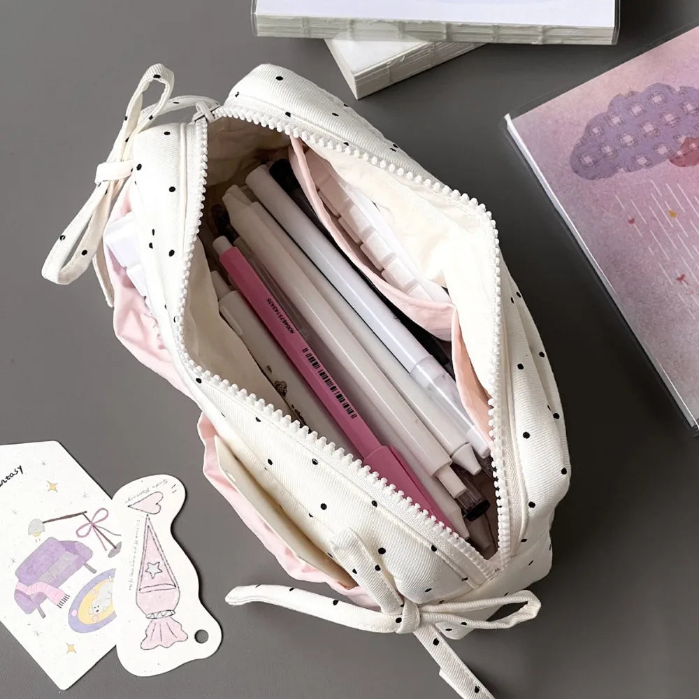 Einfache und Nische, niedliche schneeweiße gepunktete Bleistifttasche, große Kapazität, Studenten-Bleistiftbox, Make-up-Aufbewahrungstaschen, Schreibwaren