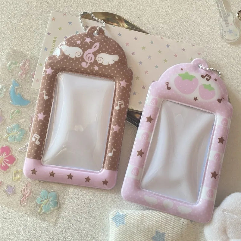 Süße rosa Notizen Flügel Kartenhülle Display Anhänger kleiner Kartenhalter Gitter Erdbeere 3 Zoll Fotokartenhalter DIY INS Fotohülle