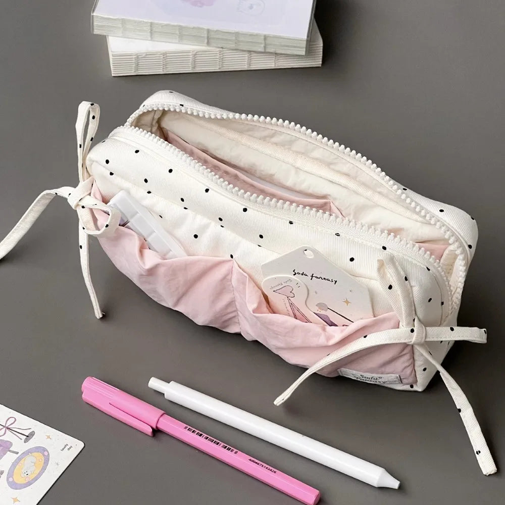 Einfache und Nische, niedliche schneeweiße gepunktete Bleistifttasche, große Kapazität, Studenten-Bleistiftbox, Make-up-Aufbewahrungstaschen, Schreibwaren