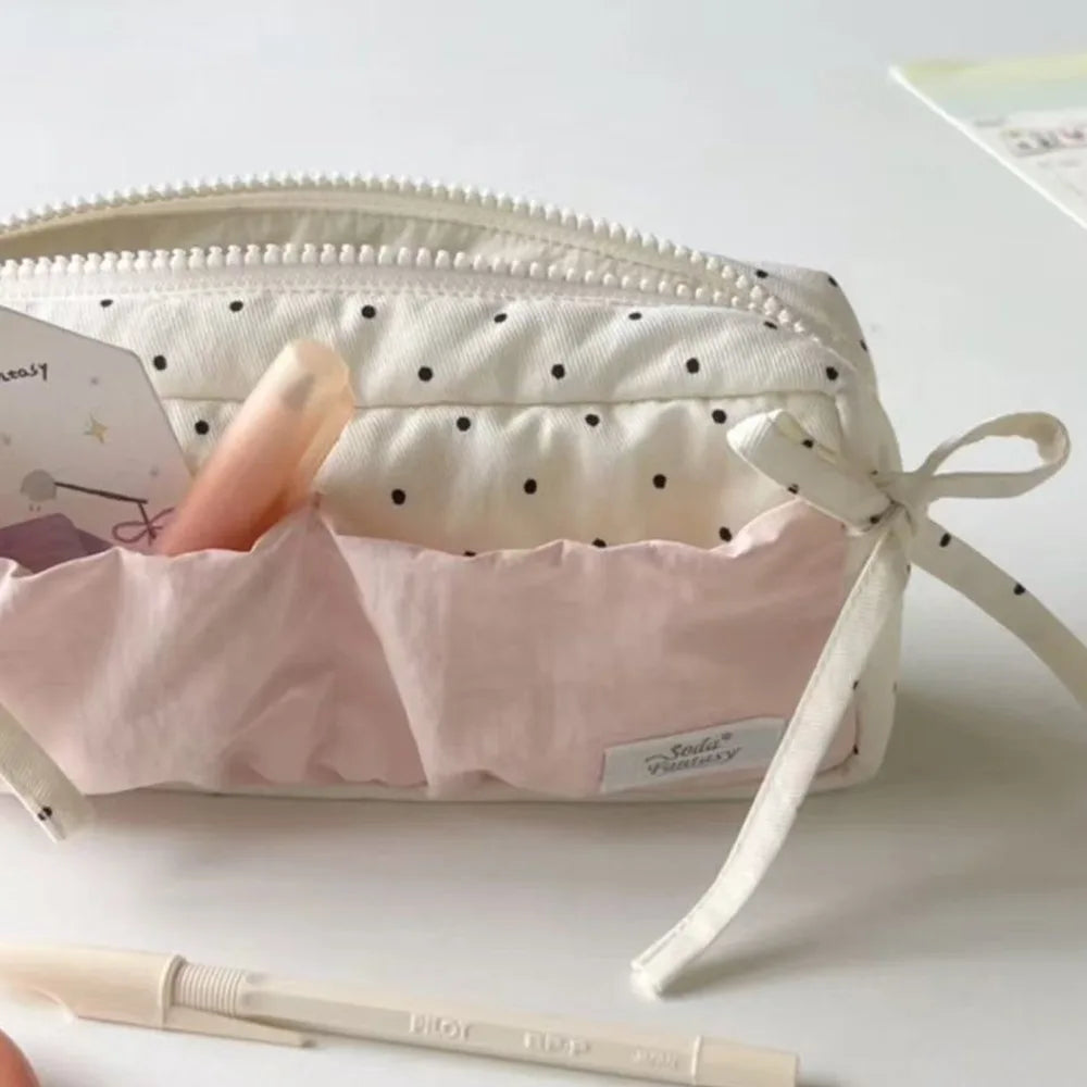 Einfache und Nische, niedliche schneeweiße gepunktete Bleistifttasche, große Kapazität, Studenten-Bleistiftbox, Make-up-Aufbewahrungstaschen, Schreibwaren