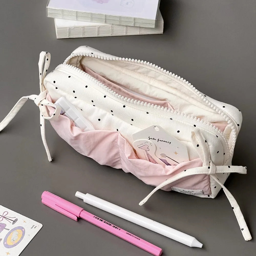 Einfache und Nische, niedliche schneeweiße gepunktete Bleistifttasche, große Kapazität, Studenten-Bleistiftbox, Make-up-Aufbewahrungstaschen, Schreibwaren
