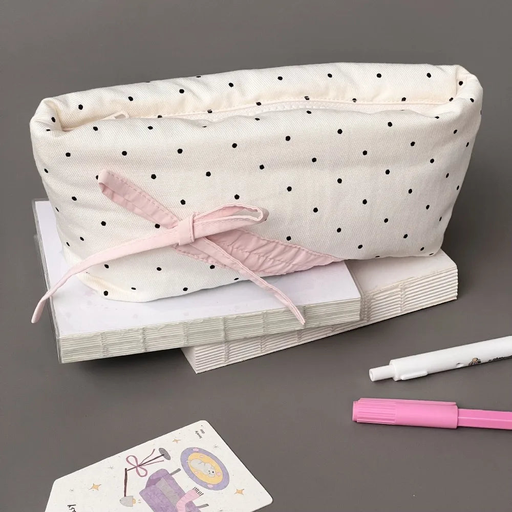 Einfache und Nische, niedliche schneeweiße gepunktete Bleistifttasche, große Kapazität, Studenten-Bleistiftbox, Make-up-Aufbewahrungstaschen, Schreibwaren