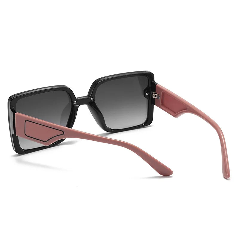 Extragroße quadratische Sonnenbrille mit Sonnenschutzgläsern. Brillen im gleichen Stil für Herren und Damen.1080