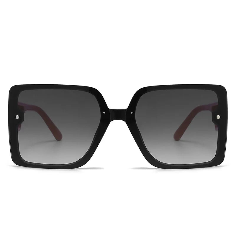 Extragroße quadratische Sonnenbrille mit Sonnenschutzgläsern. Brillen im gleichen Stil für Herren und Damen.1080