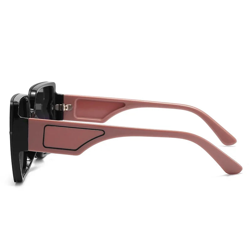 Extragroße quadratische Sonnenbrille mit Sonnenschutzgläsern. Brillen im gleichen Stil für Herren und Damen.1080