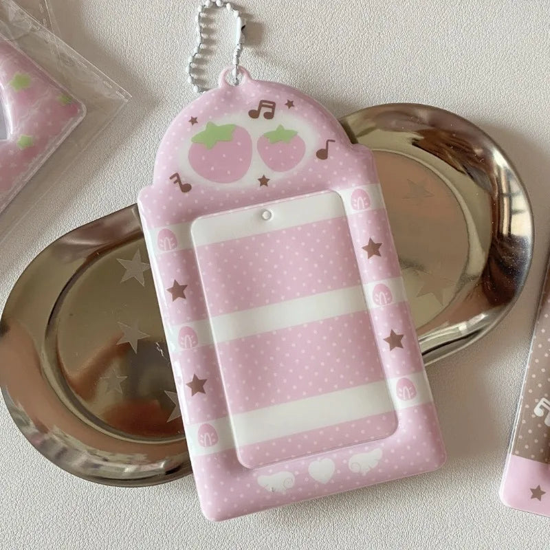 Süße rosa Notizen Flügel Kartenhülle Display Anhänger kleiner Kartenhalter Gitter Erdbeere 3 Zoll Fotokartenhalter DIY INS Fotohülle