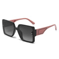 Extragroße quadratische Sonnenbrille mit Sonnenschutzgläsern. Brillen im gleichen Stil für Herren und Damen.1080