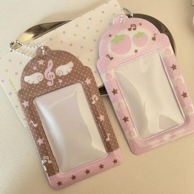 Süße rosa Notizen Flügel Kartenhülle Display Anhänger kleiner Kartenhalter Gitter Erdbeere 3 Zoll Fotokartenhalter DIY INS Fotohülle