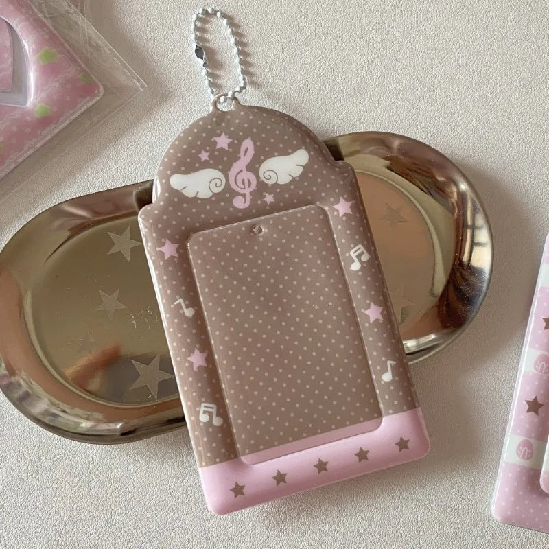 Süße rosa Notizen Flügel Kartenhülle Display Anhänger kleiner Kartenhalter Gitter Erdbeere 3 Zoll Fotokartenhalter DIY INS Fotohülle