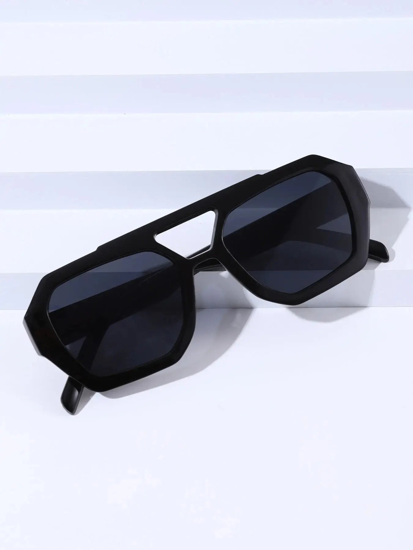 Grenzüberschreitende europäische und amerikanische Doppelstrahl-Sonnenbrille, unregelmäßige Sonnenbrille, 2023, neue personalisierte Retro-Sonnenbrille, beliebt auf dem Intern