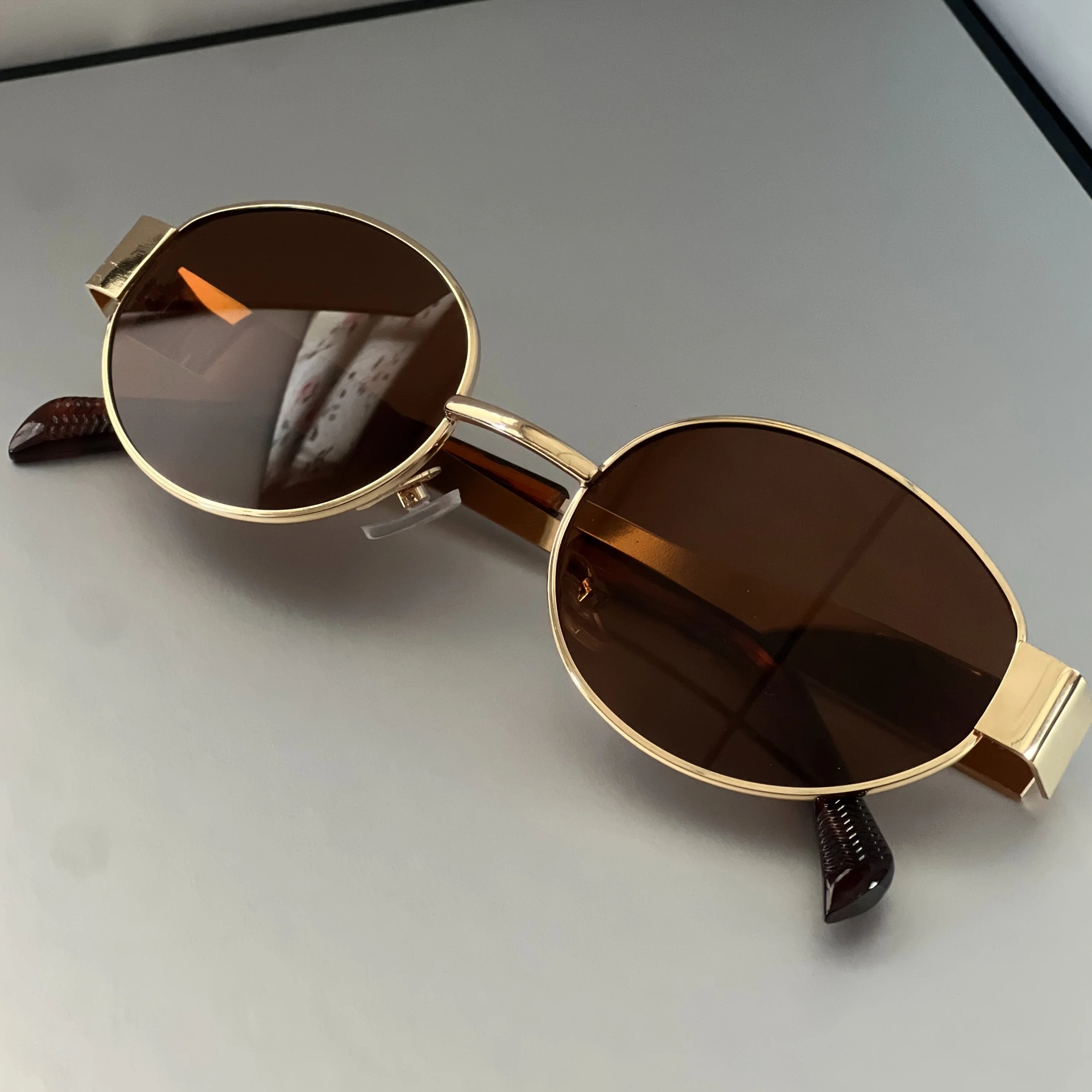 Metallische, hochwertige, vollseitige, ovale Sonnenbrille, ein Retro-Stil, schlicht und modisch für den täglichen Gebrauch