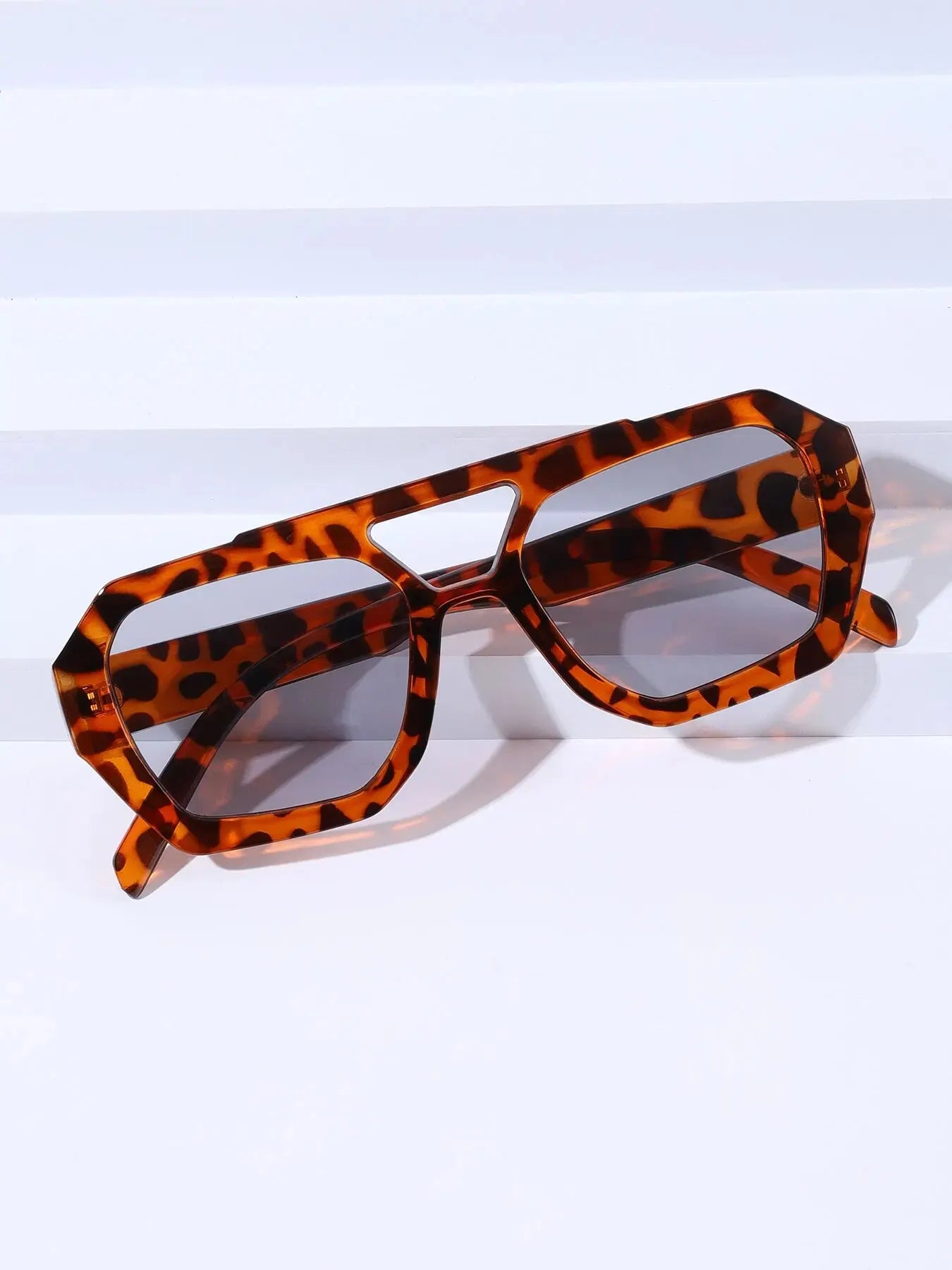 Grenzüberschreitende europäische und amerikanische Doppelstrahl-Sonnenbrille, unregelmäßige Sonnenbrille, 2023, neue personalisierte Retro-Sonnenbrille, beliebt auf dem Intern