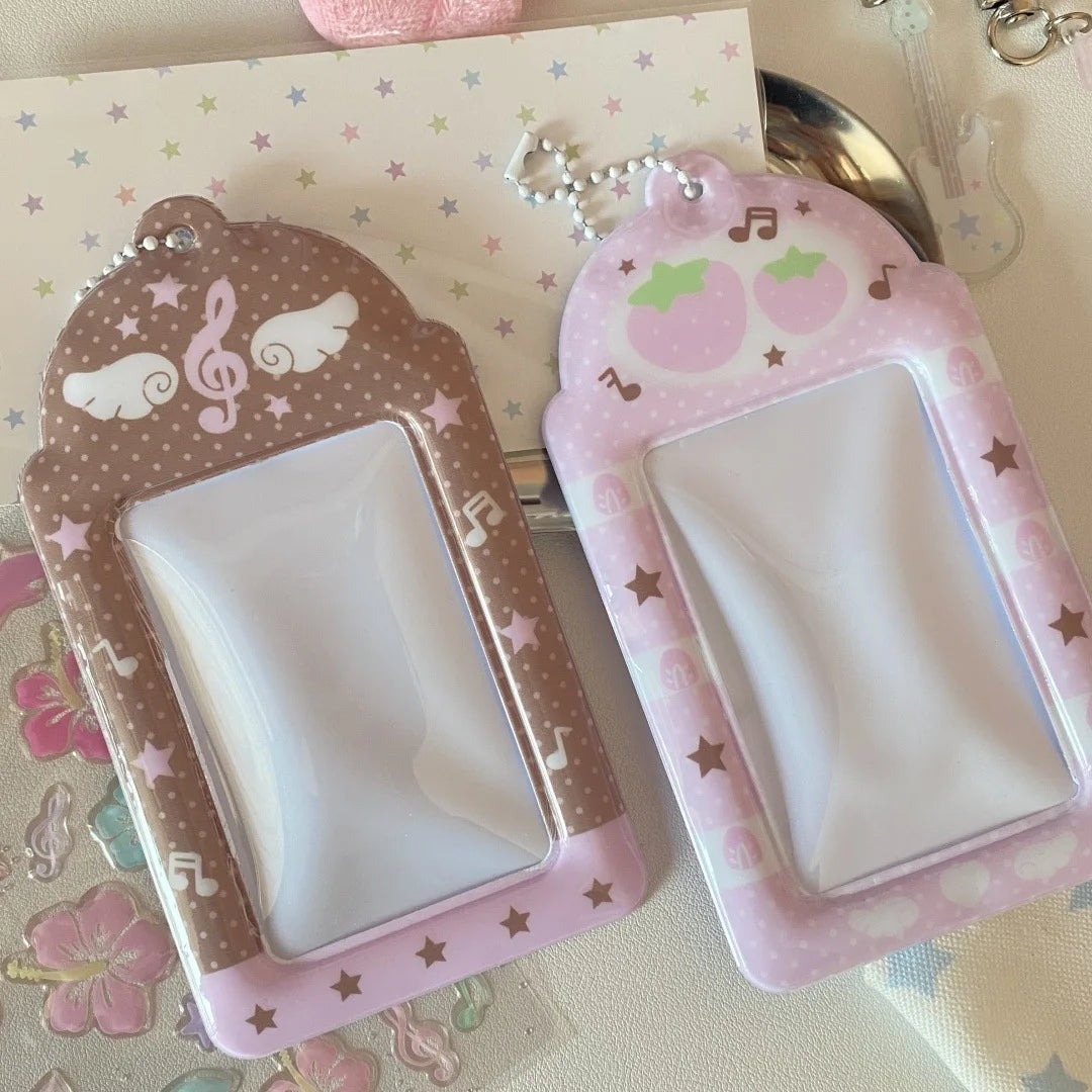Süße rosa Notizen Flügel Kartenhülle Display Anhänger kleiner Kartenhalter Gitter Erdbeere 3 Zoll Fotokartenhalter DIY INS Fotohülle
